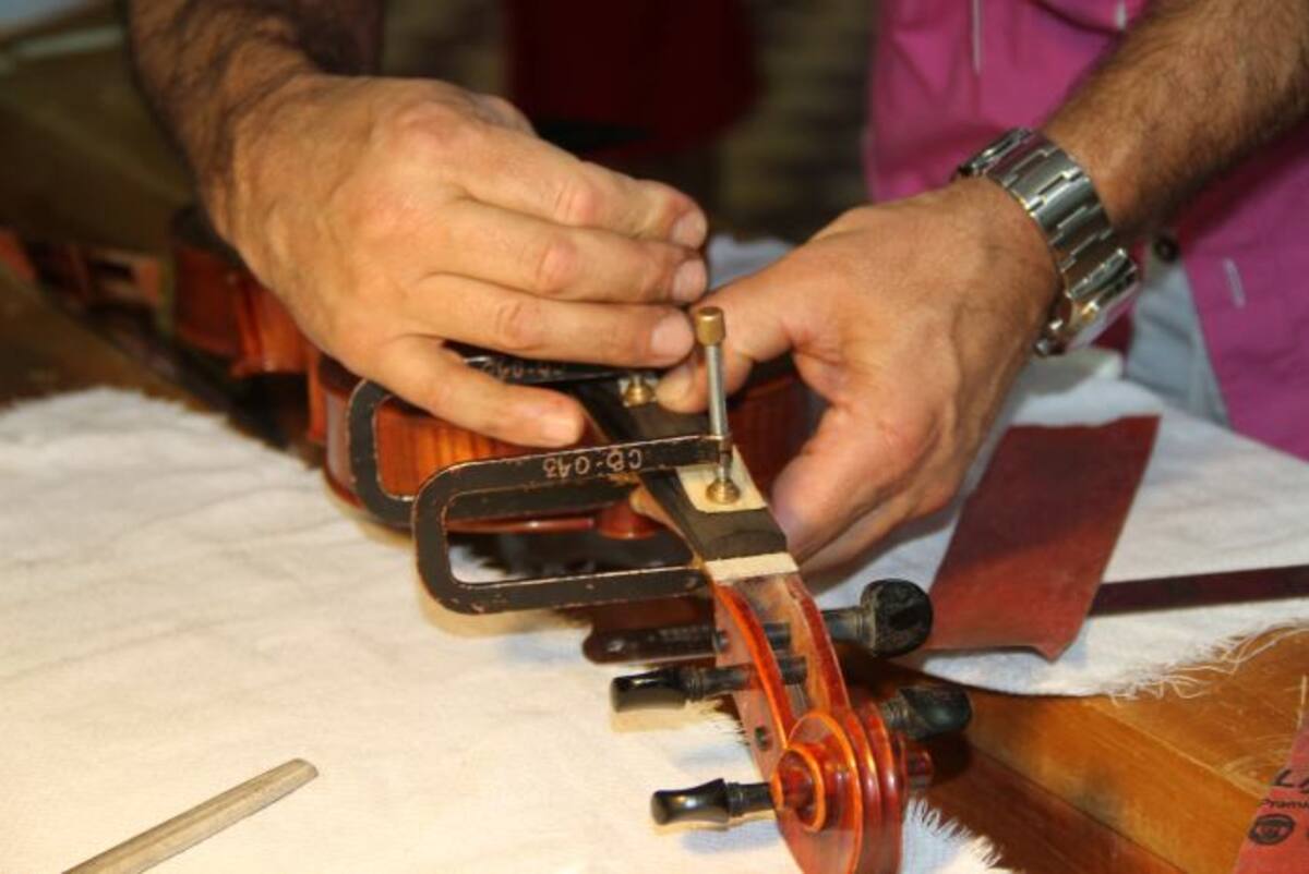 Un luthier, laudero, lutero o violero es una persona que construye, ajusta o repara instrumentos de cuerda frotada y pulsada. ZENIA VALDELAMAR - EL UNIVERSAL