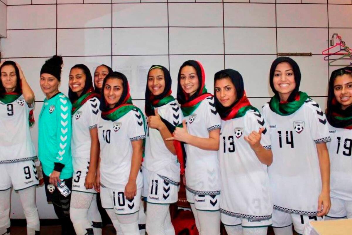 Las jugadoras de la selección femenina de fútbol de Afganistán logran evacuar Kabul