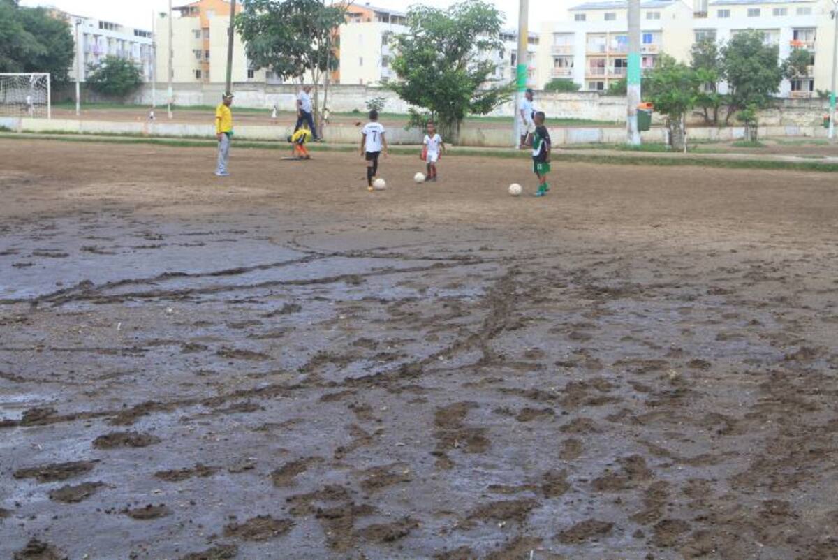La comunidad de Alameda La Victoria reclama intervención de estos escenarios deportivos desde hace más de 30 años. Julio Castaño- El Universal.
