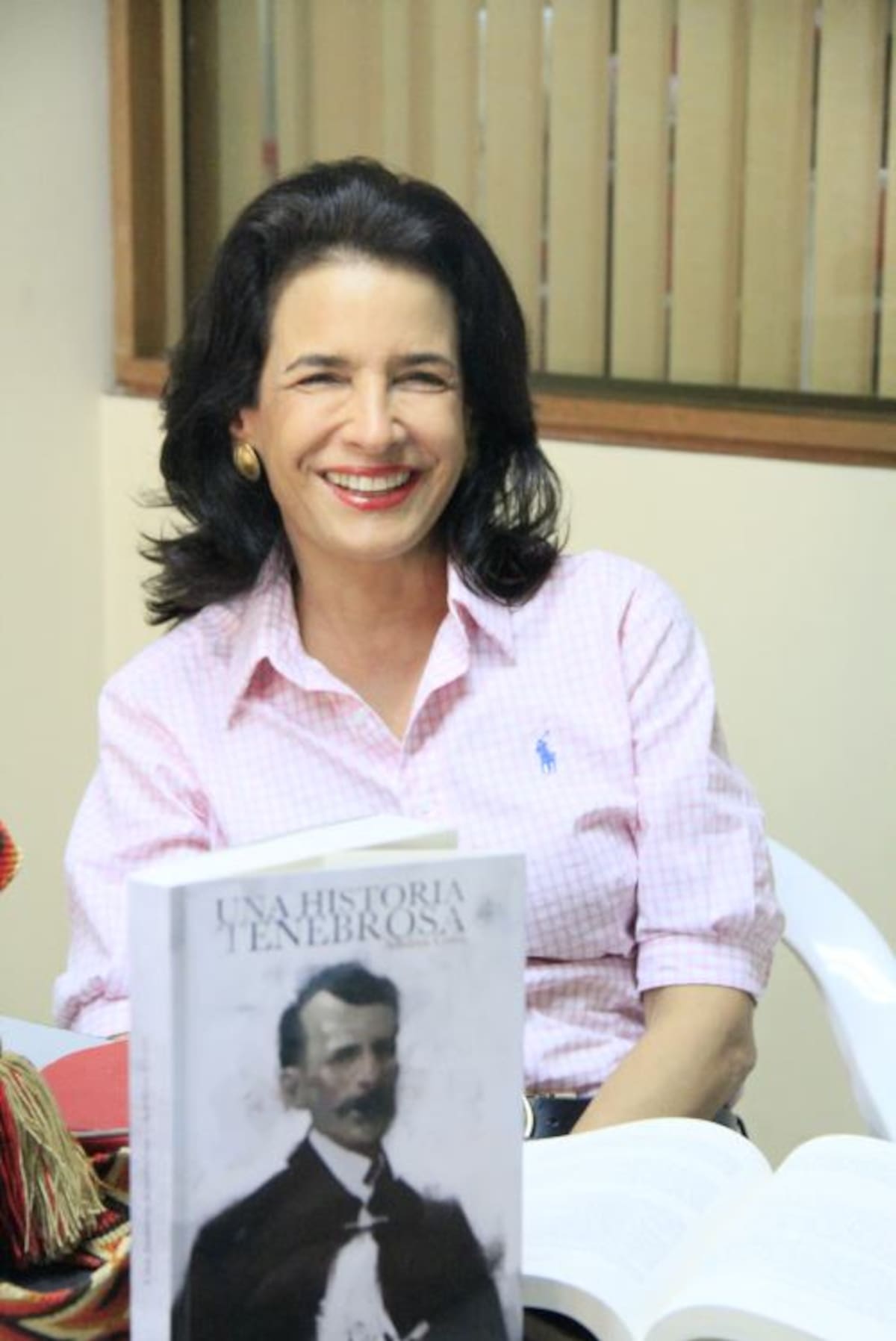 Adelina Covo con su nueva novela sobre Uribe Uribe, con portada de Pedro Miguel Covo Camacho. Zenia Valdelamar-El Universal