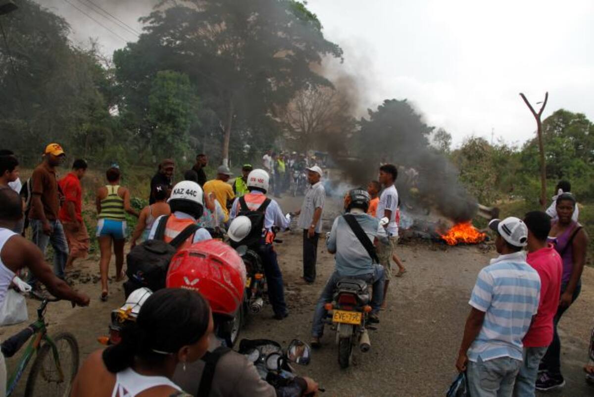 Unas dos horas estuvo bloqueada la carretera a la entrada del municipio de Santa Rosa, que comunica a las demás poblaciones de La Línea. Oscar Díaz/ El Universal