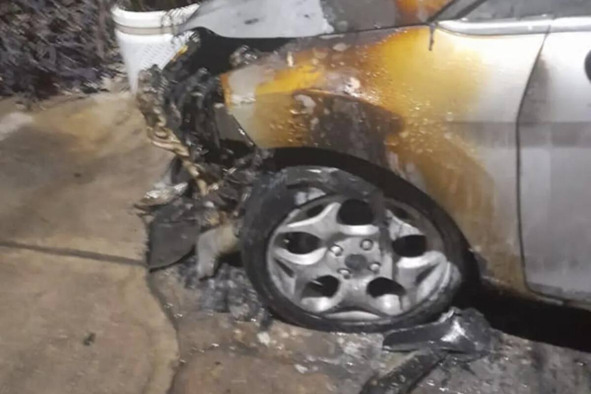 Riegan gasolina y luego prenden fuego al carro de un aspirante al Concejo