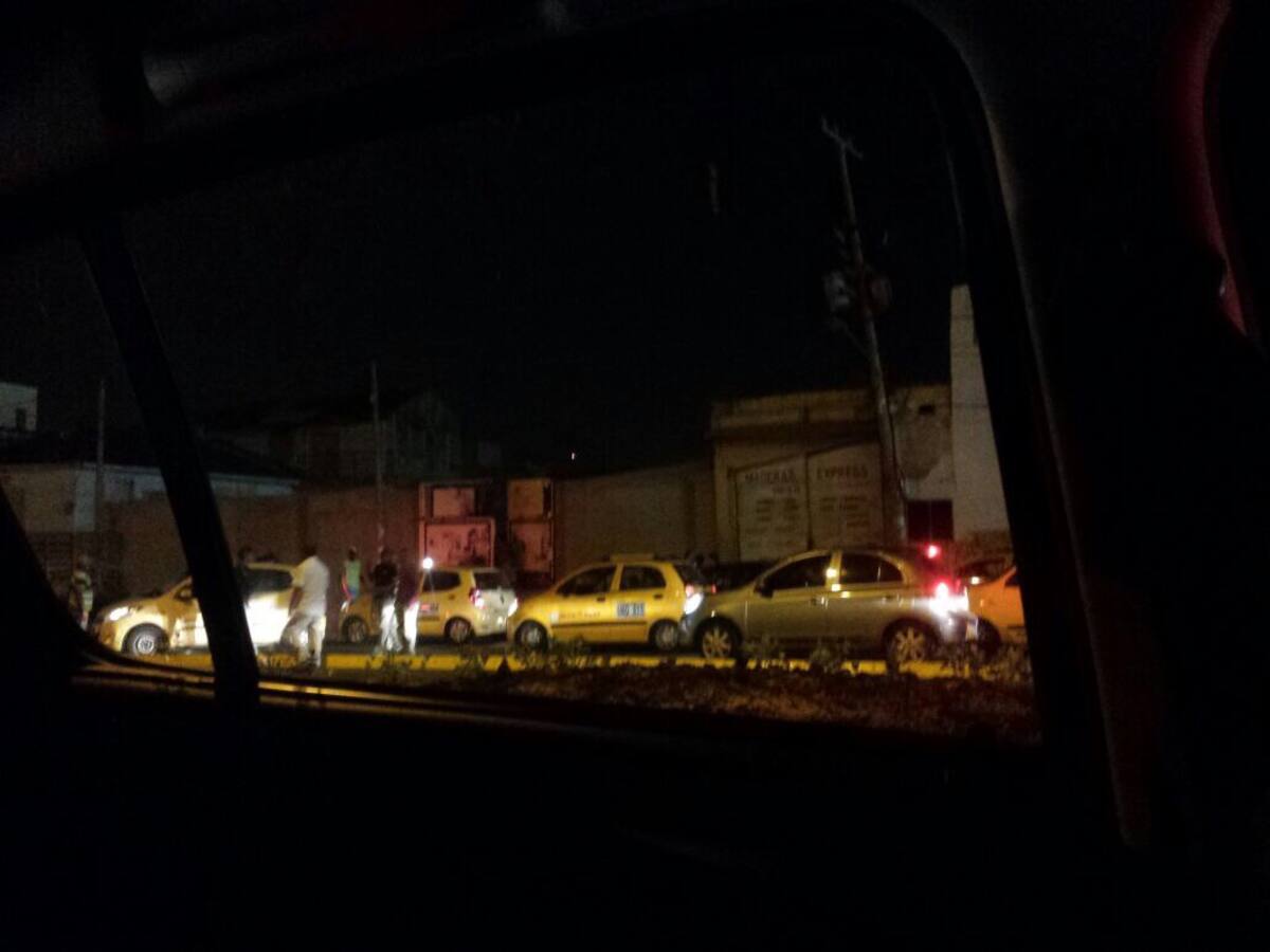 El trancón vehicular en los alrededores de Bazurto fue gigante debido a la conflagración. Cortesía Caracol Radio.
