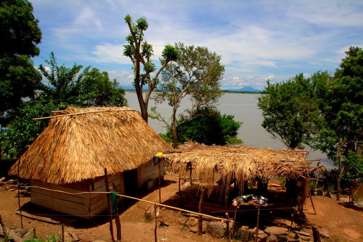 En la casa de los pescadores, escuchando historias, en una tregua del viaje por el río Magdalena.