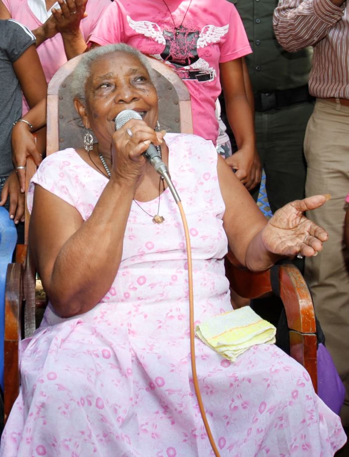 Pese a sus quebrantos de salud, Petrona tuvo ánimo de cantar algunas estrofas y de agradecer el homenaje que le ofrecieron. AROLDO MESTRE - EL UNIVERSAL