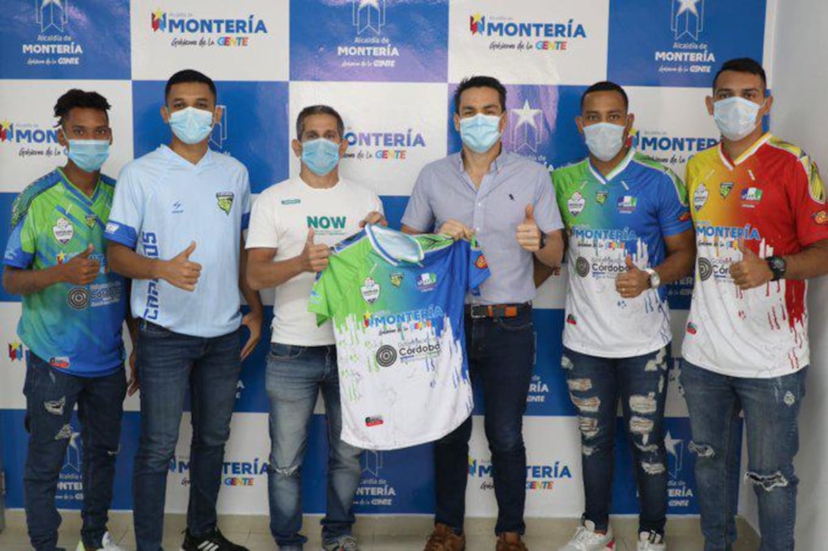 Caporos recibió del alcalde Montería Carlos Ordosgoitia, su nueva camiseta.