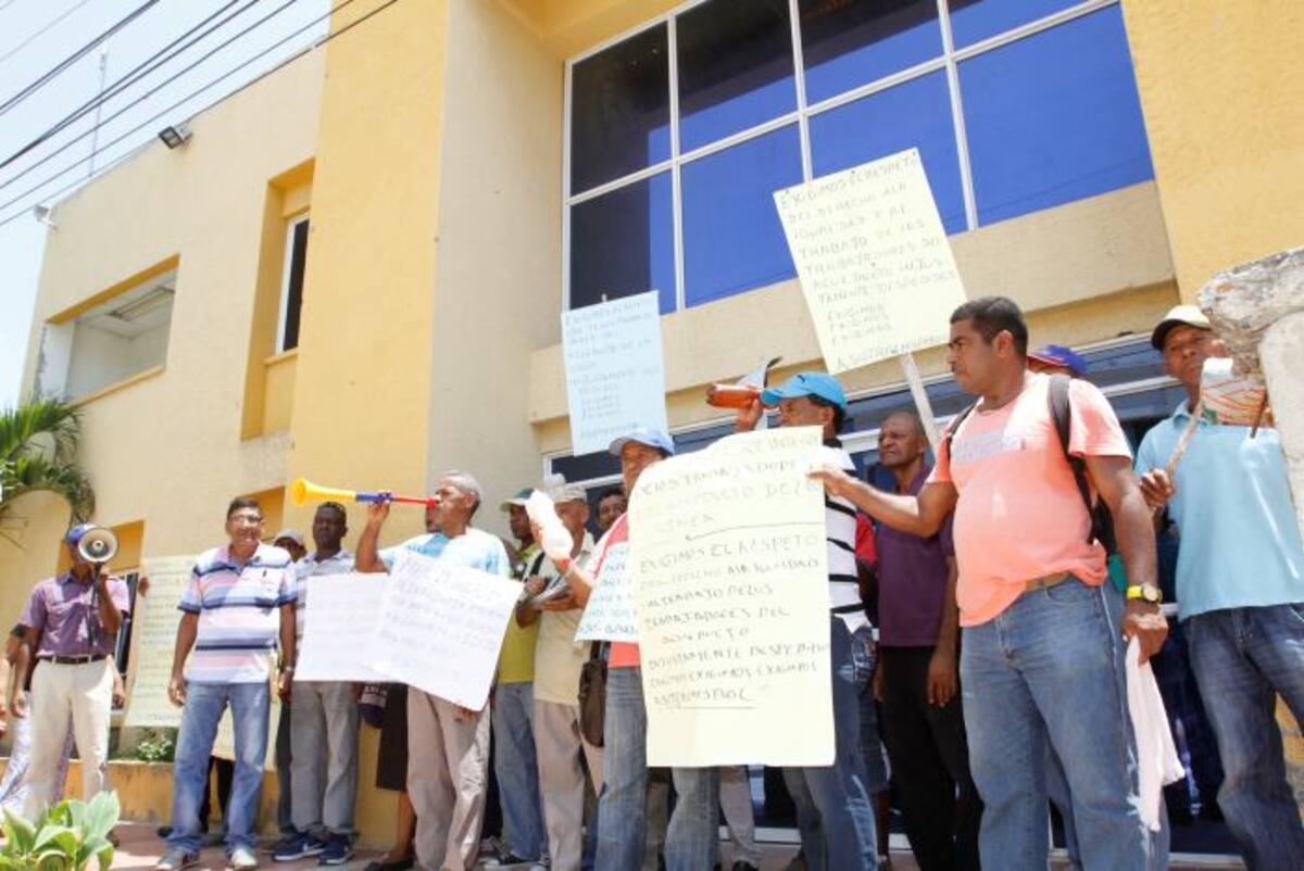 Los trabajadores exigen el pago de cuatro meses de salarios que Giscol les dejó de pagar mientras estuvo operando y piden que sean contratados por la nueva empresa que asumió la operación del servicio. Julio Castaño/ El Universal