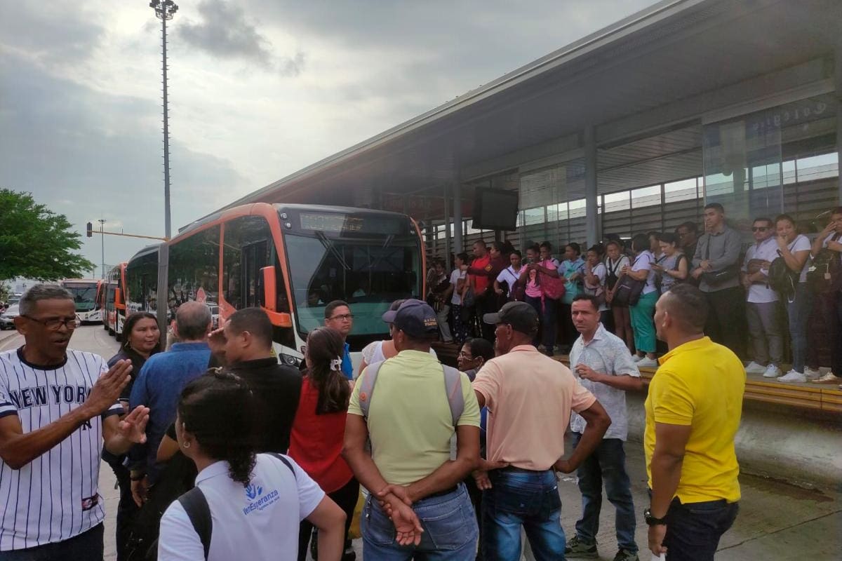 Vuelve y juega: usuarios de Transcaribe bloquean vía por mal servicio