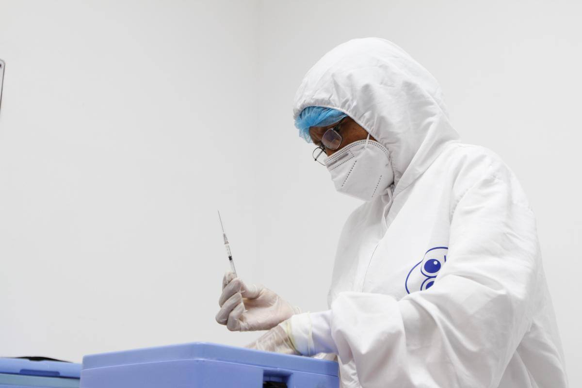 Conforman comité de expertos para evaluar efectos adversos de la vacuna