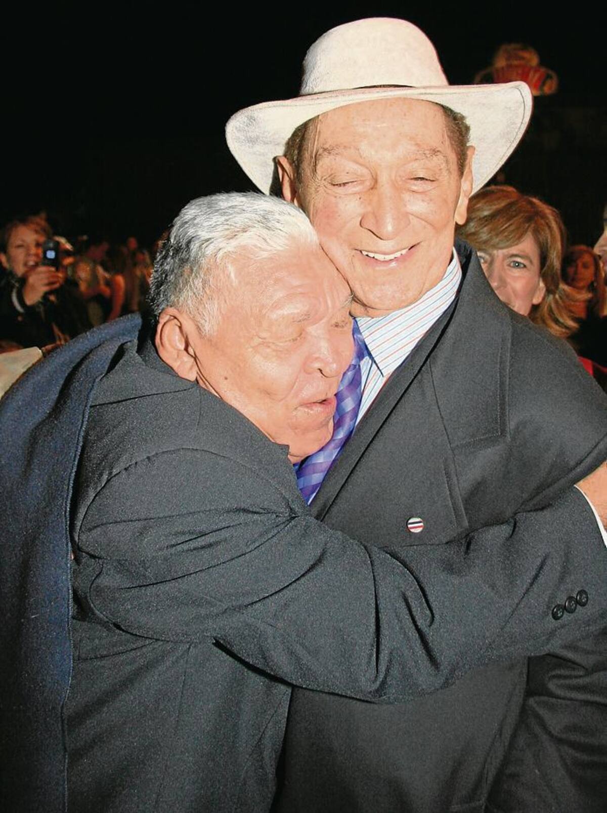 Leandro Díaz abraza a Rafael Escalona. Colprensa