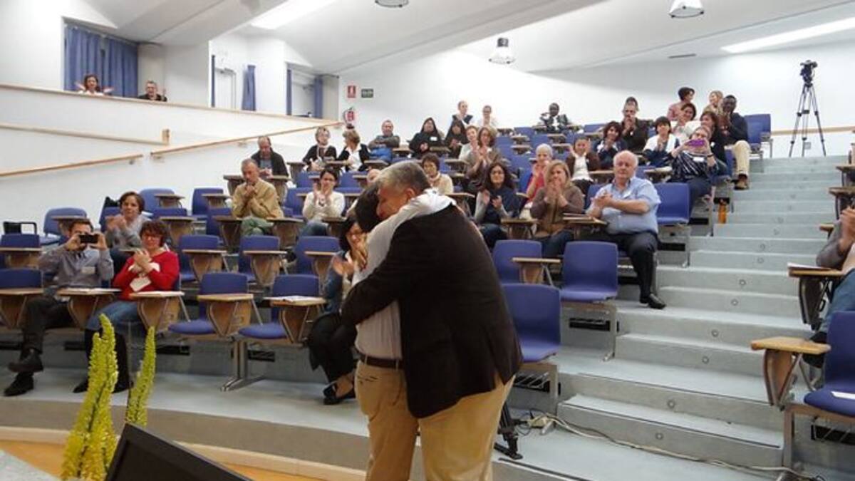 El emotivo abrazo entre Francisco Santos y Sigifredo López. COLPRENSA