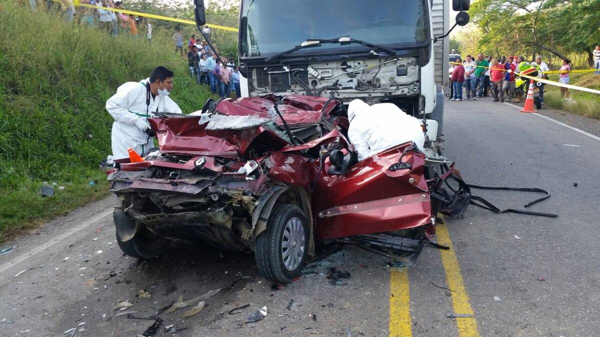 Así quedó el carro en el que iban los esposos, destrozado por completo. Las autoridades investigan los hechos.