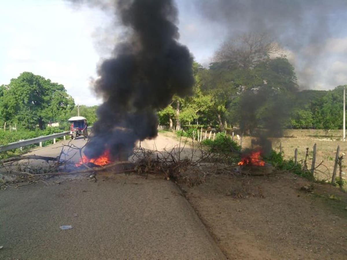 Los manifestantes bloquearon la entrada al municipio durante la mañana de este lunes. Foto: Cortesía