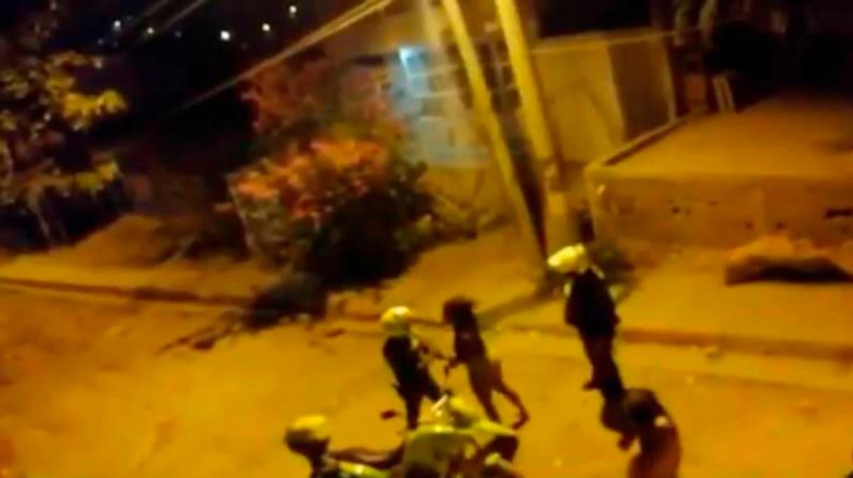 En Nelson Mandela también hubo un incidente con una mujer que se negó a entrar a su casa. //Captura de video.