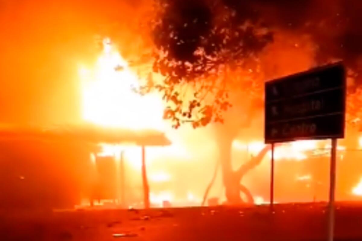 Voraz incendio arrasa con dos restaurantes y un taller de motos