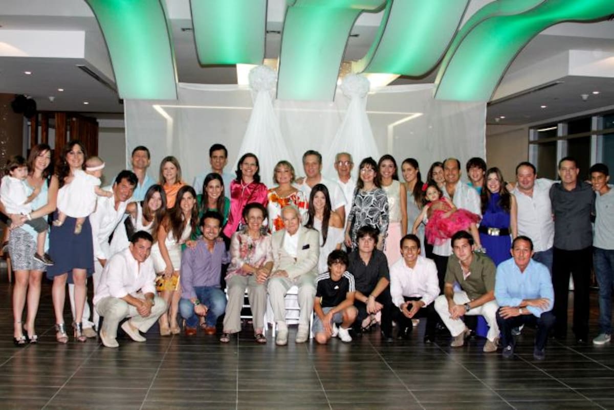 Judith Perdomo de Araújo, durante la celebración de sus Bodas de Platino, con su esposo, Alberto AraújoMerlano, sus hijos, nietos y bisnietos.