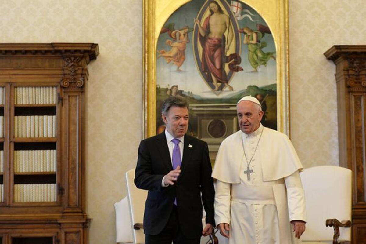 El presidente Juan Manuel Santos se reunió este lunes con el papa Francisco, quien le aseguró que ora todos los días por el presidente Santos para que persista en conseguir la paz COLPRENSA