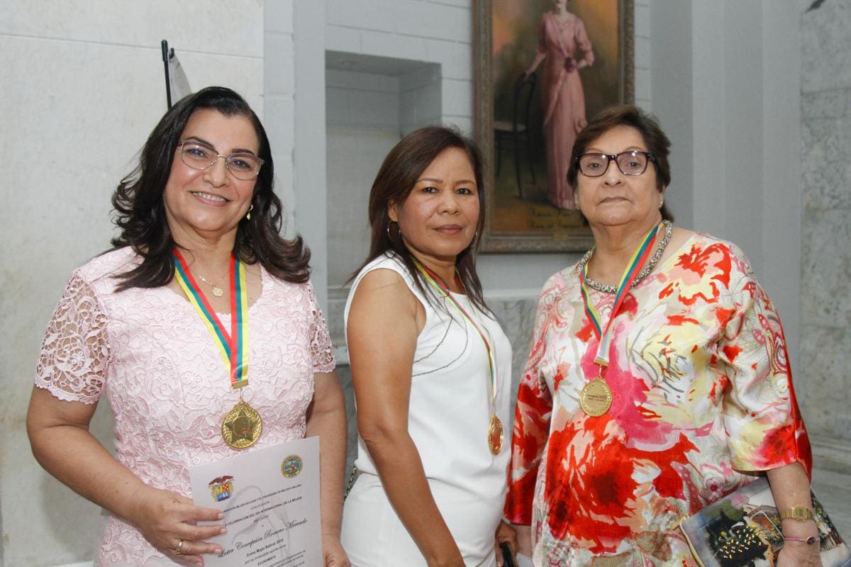 Lester Romero Mercado, Zenia Valdelamar y Marina Barrio.