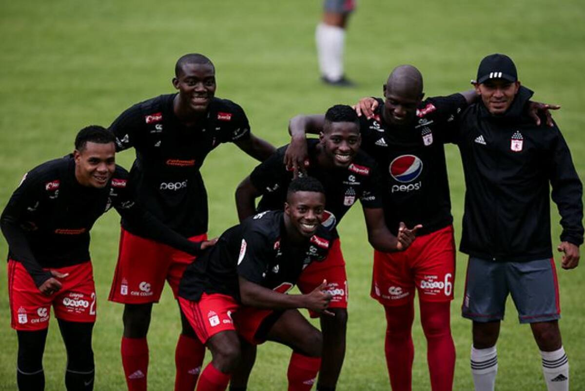 América realizó su primer entrenamiento en la cancha de El Campincito, justo al lado de estadio Nemesio Camacho ‘El Campín’, donde se disputará el torneo amistoso. Colprensa