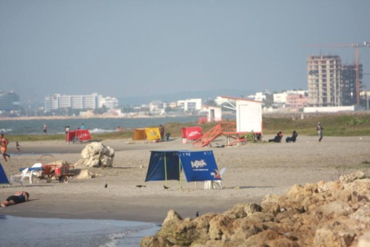 En la playa piloto de Marbella se instalarán redes de servicios públicos y baños, duchas; también se demarcarán zonas para vendedores. ÓSCAR DÍAZ - EL UNIVERSAL