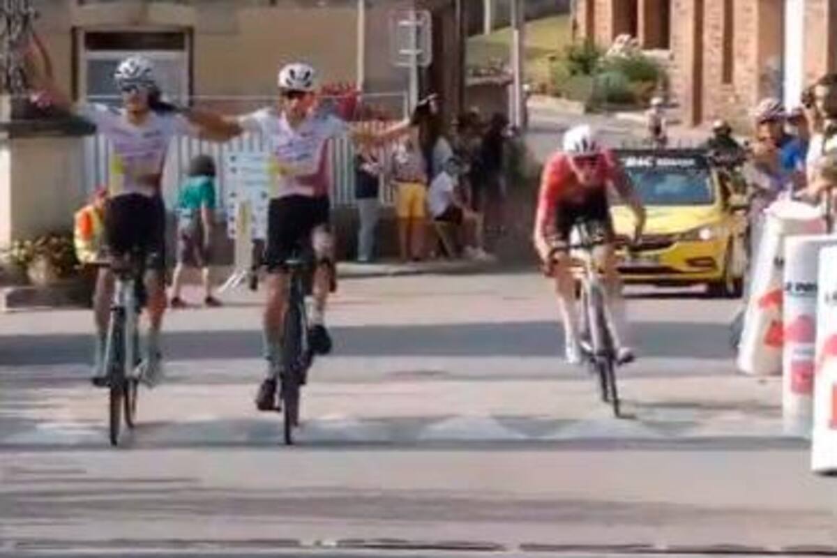 ¡Increíble! Ciclistas celebraron antes de tiempo y un rival les ganó