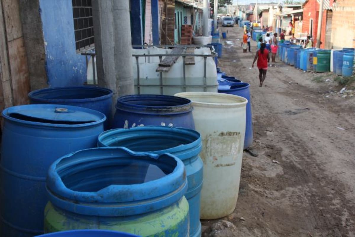 En esta zona de Pasacaballos se abastecen de agua por carrotanques por lo que a las afueras de las casas permanecen tanques y albercas improvisadas. Kailline Giraldo.
