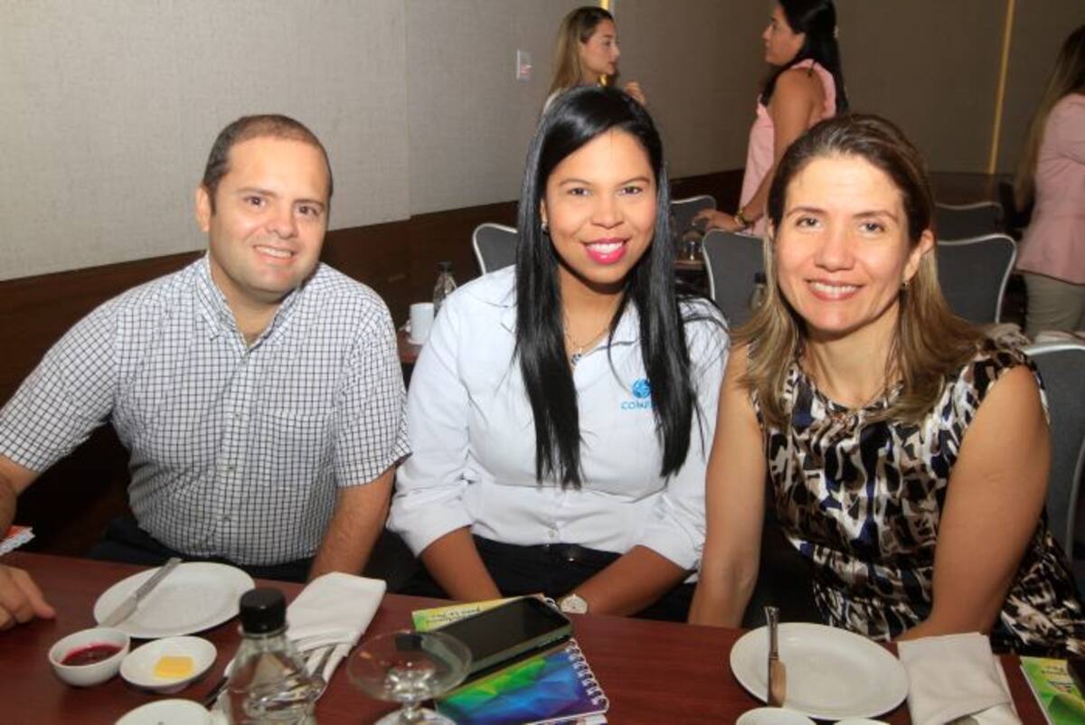 Oduardo De Zubiría, Xiomara Baldiris y Gloria Parra. JULIO CASTAÑO