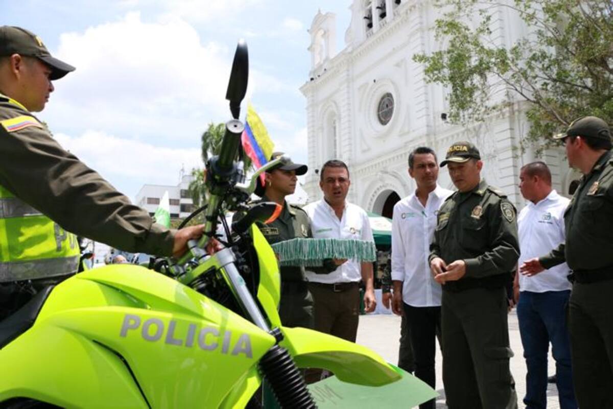 El gobernador Edwin Besaile, entregó las motocicletas en una ceremonia en el parque Simón Bolívar. Nidia Serrano.