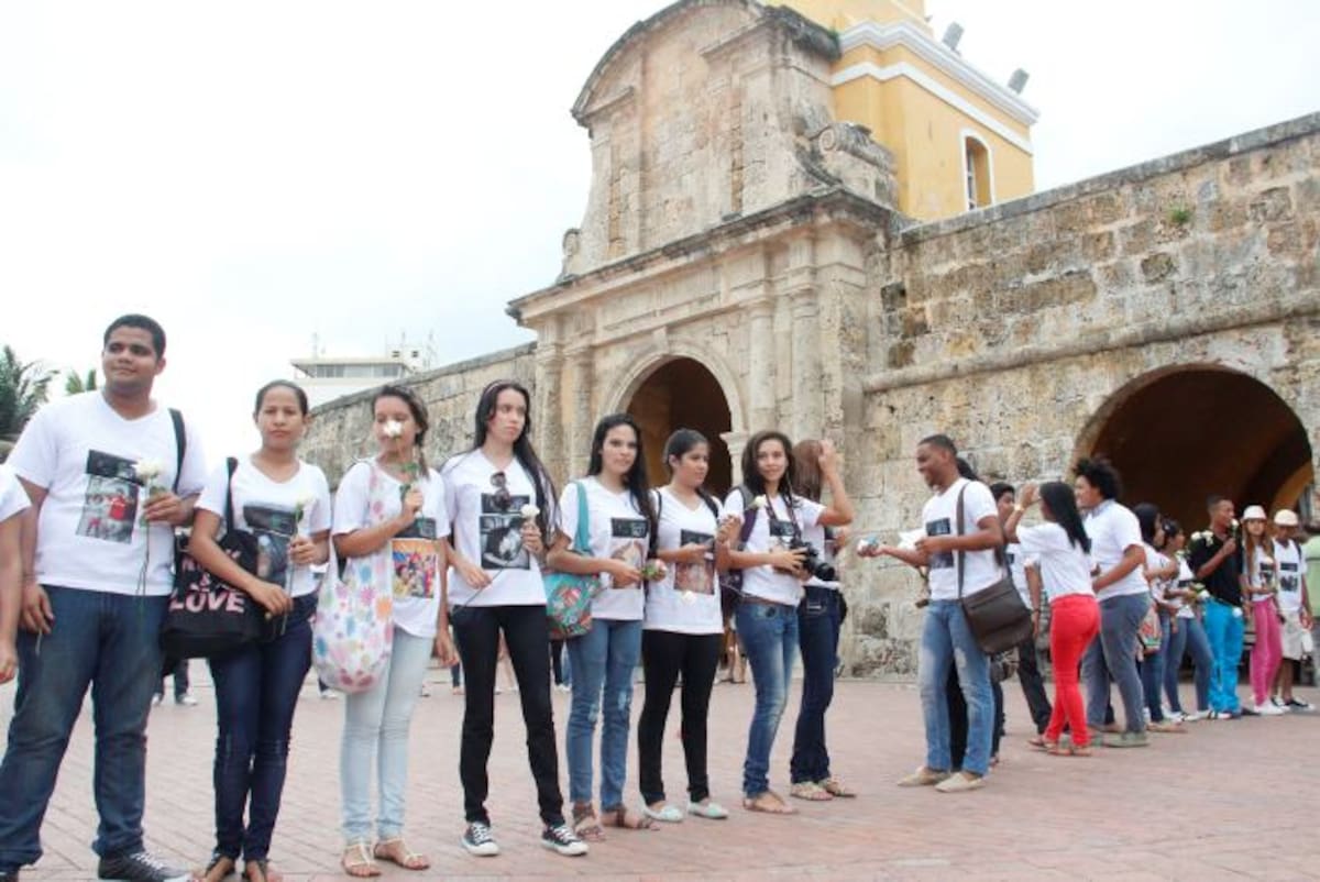 Los participantes se plantaron frente a la torre del reloj ANTONIO CANCHILA GARCÍA - ELUNIVERSAL.COM.CO