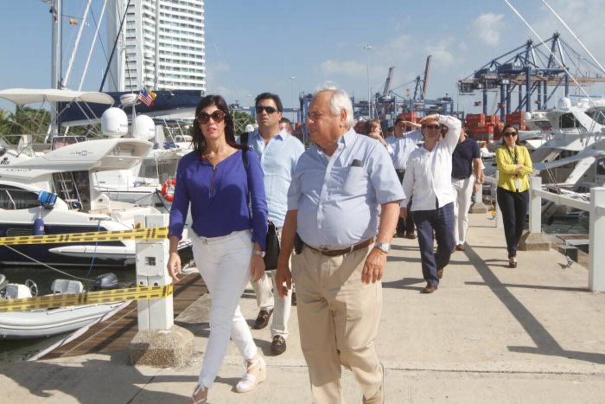 La MinTransporte, Natalia Abello, en compañía del Capitán Salas, representante de la Sociedad Portuaria Regional de Cartagena. Julio Castaño