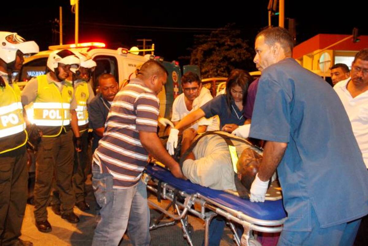 EL conductor de la moto resultó herido y tuvo que ser trasladado por una ambulancia para ser atendido en un centro médico. NAYIB GAVIRIA- EL UNIVERSAL