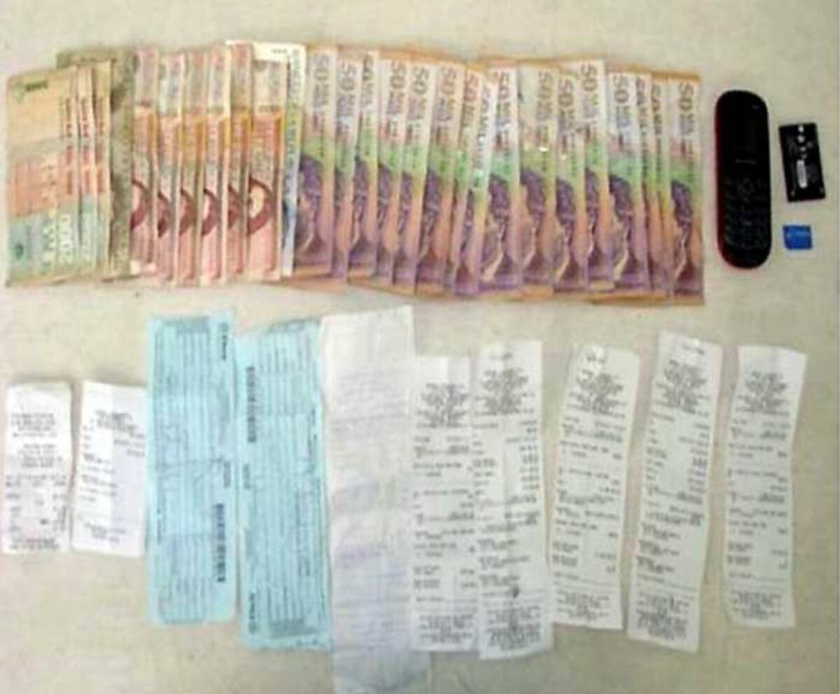 A la mujer se le decomisaron 2 millones de pesos y un celular.