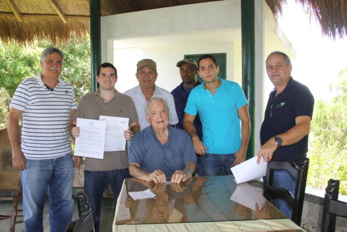 Durante la entrega de la certificación a la empresa Lombriabonos del Caribe SAS aparece sentado Joaquín García Hernández, gerente general. De pie, de izquierda a derecha: Mario García, gerente administrativo; Juan Camilo García, asesor jurídico; Rafael Caucil, Nilson Berrío; Michel Kadamani, gerente comercial; Leoncio Jaimes, del ICA. HFA - EL UNIVERSAL