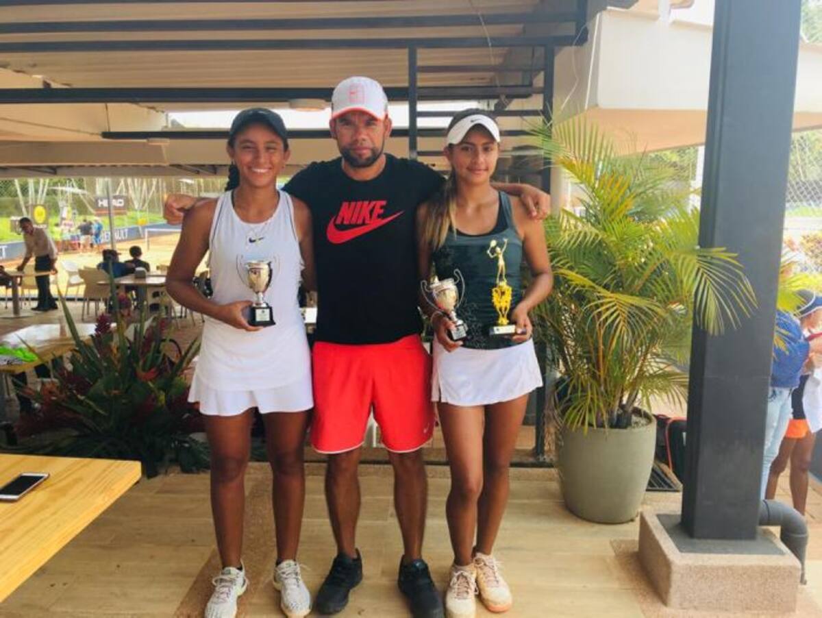 Las campeonas de Bolívar Mariana Jiménez y Nicole Gómez con Jorge Muñoz (entrenador). Cortesía