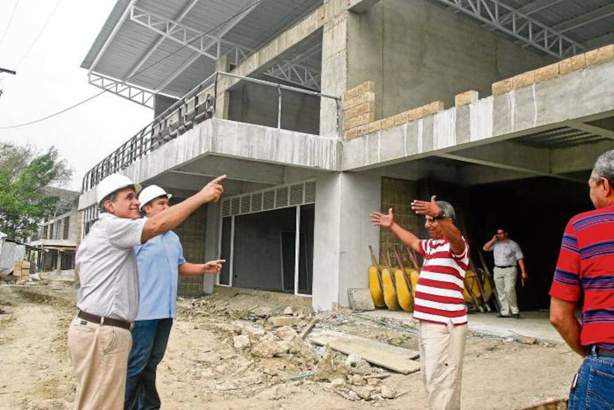 Un recorrido por las obras que son adelantadas en la institución educativa Simón Araújo cumplió ayer el alcalde Jairo Fernández.