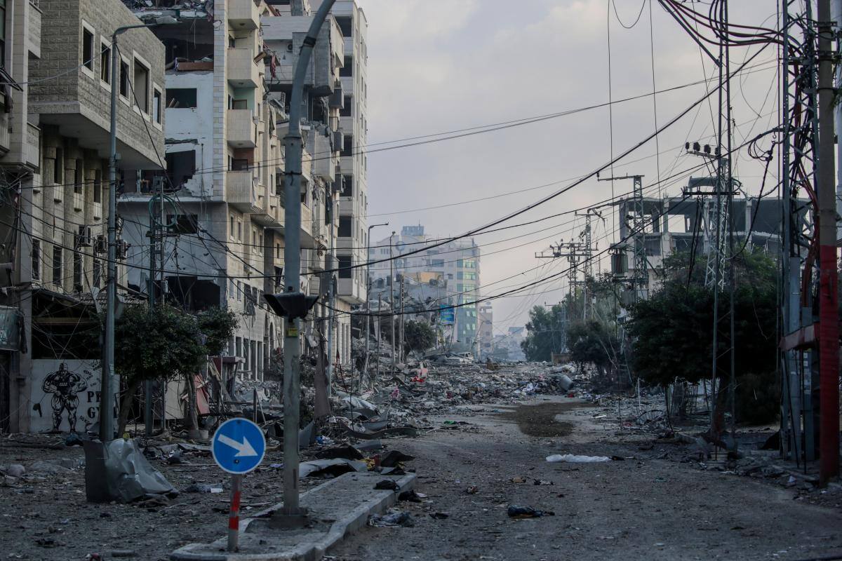 Sube a 2.215 el número de palestinos muertos en Gaza