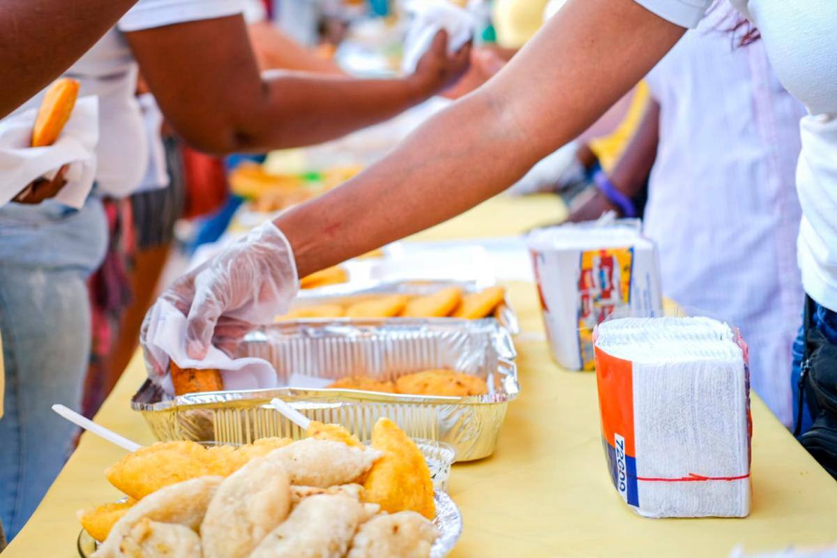 Mesa de fritos en la Plaza de la Aduana. // Foto: cortesía