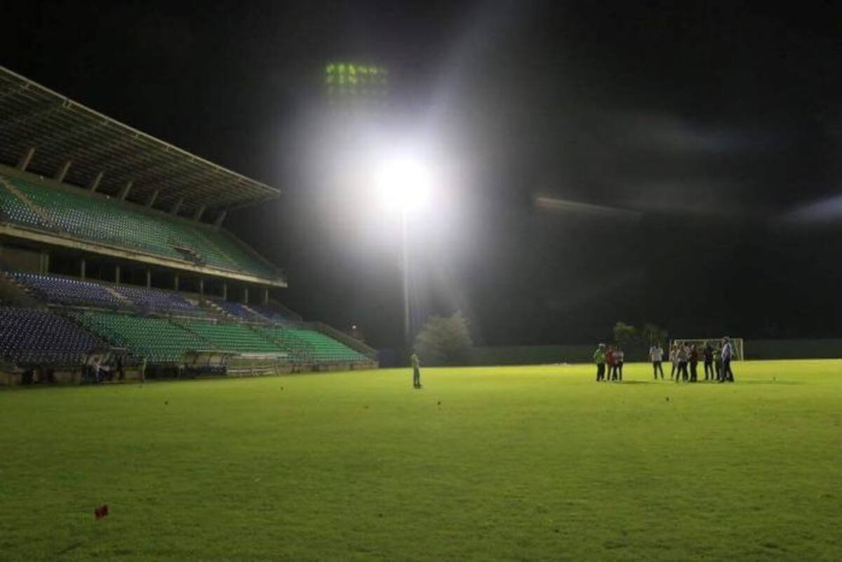 Instalan luces en estadio Jaraguay de Montería.