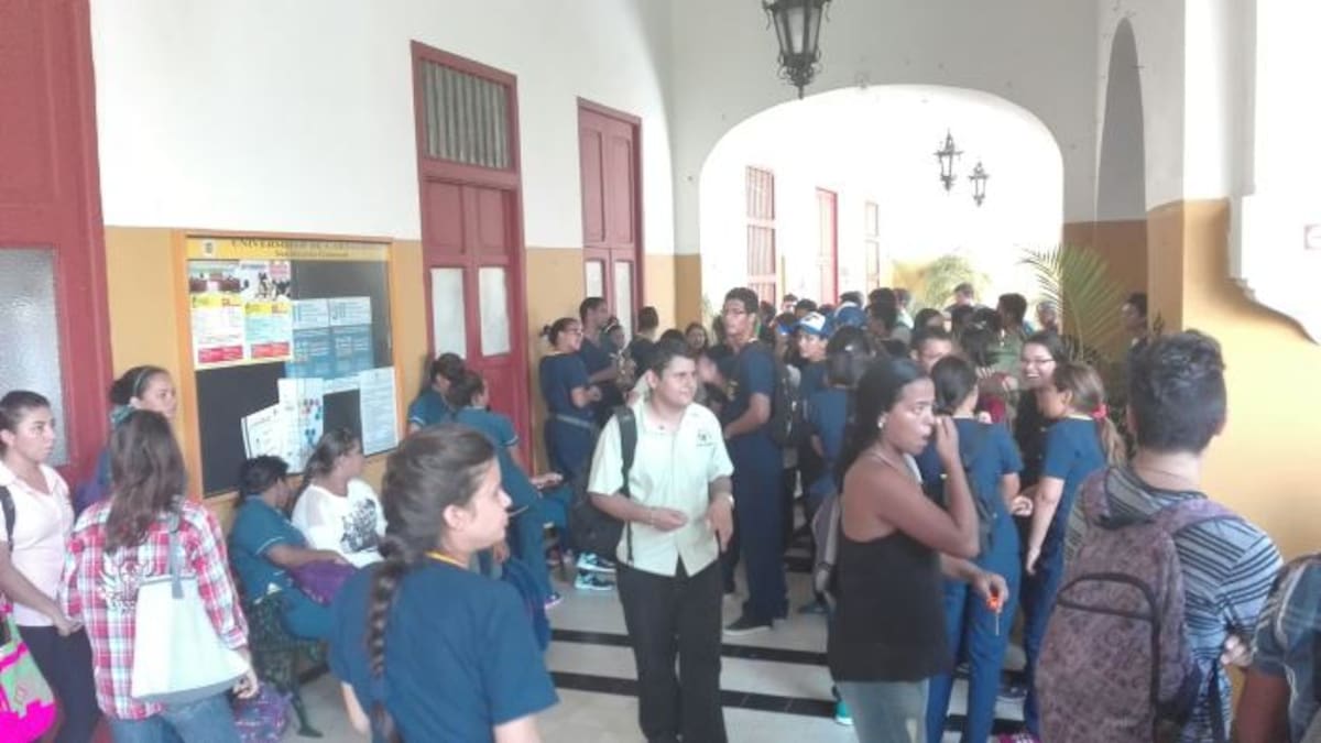 Luego de protestar en las afueras del Concejo Distrital, los manifestantes se trasladaron hasta la sede San Agustín de la Universidad de Cartagena. CORTESÍA
