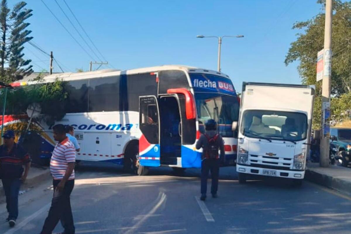 En Sincelejo, bus de servicio público chocó con un furgón en la troncal