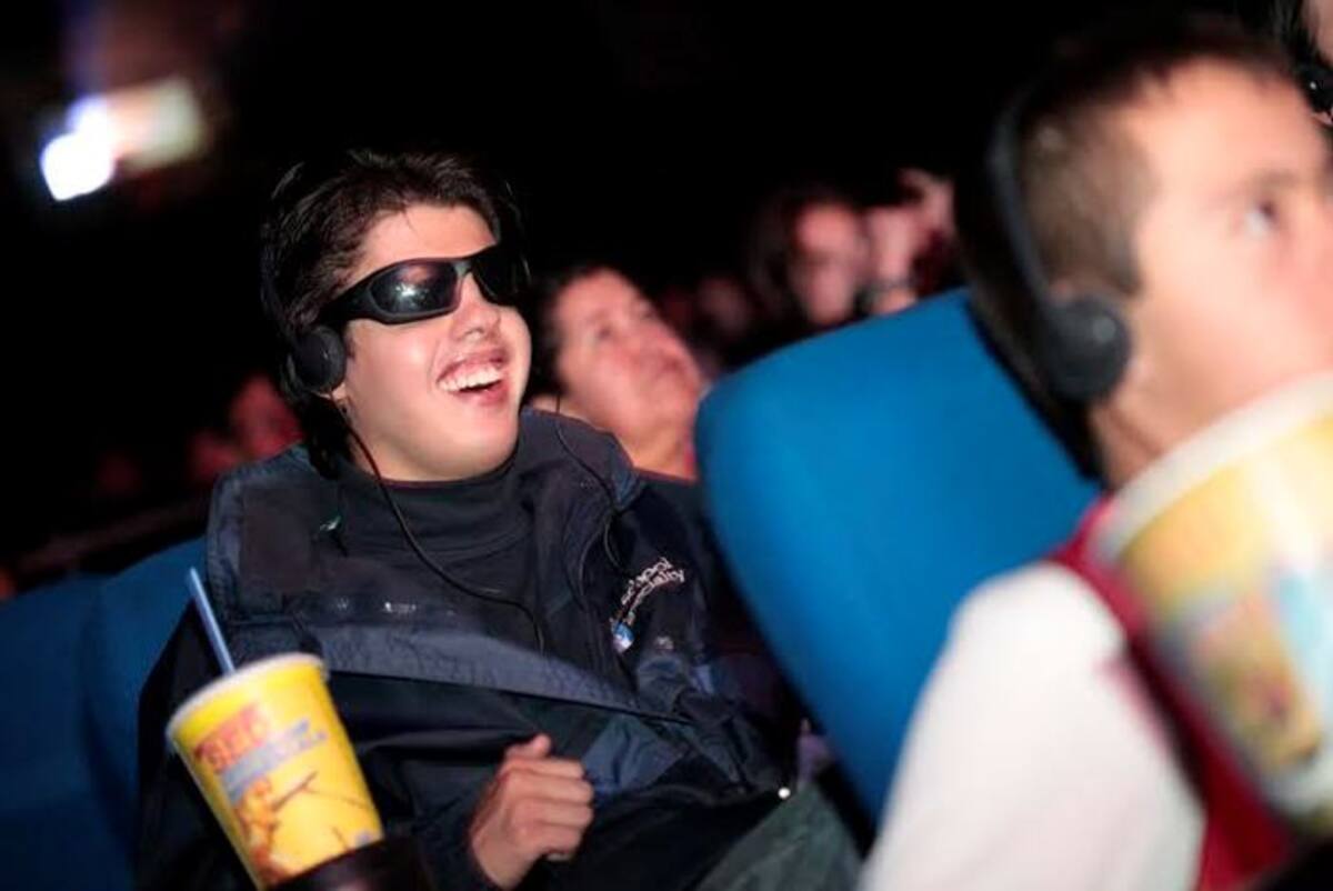 Este programa ha hecho realidad el sueño de niños, jóvenes y adultos con discapacidad visual y auditiva de poder disfrutar sin límites de una entretenida función de cine. CORTESÍA.