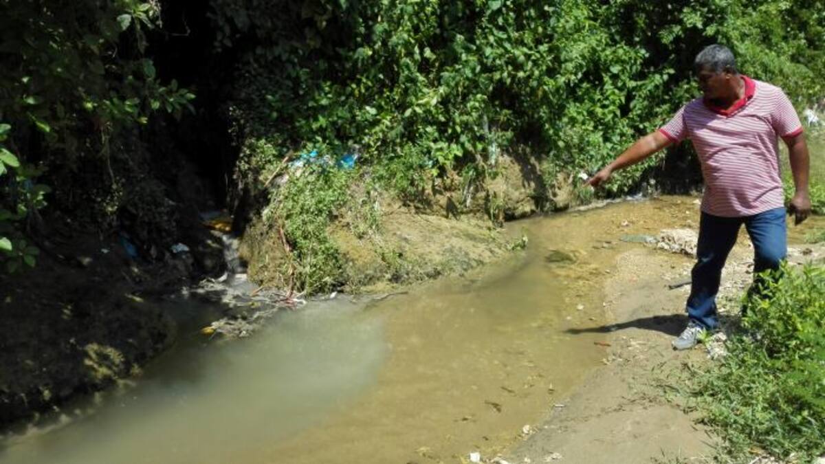 Los moradores manifestaron que las aguas de las alcantarillas son vertidas a un arroyo de agua natural que esta en el sector. Dicen que se produce un grave daño ambiental. Samuel Álvarez Beleño/ El Universal