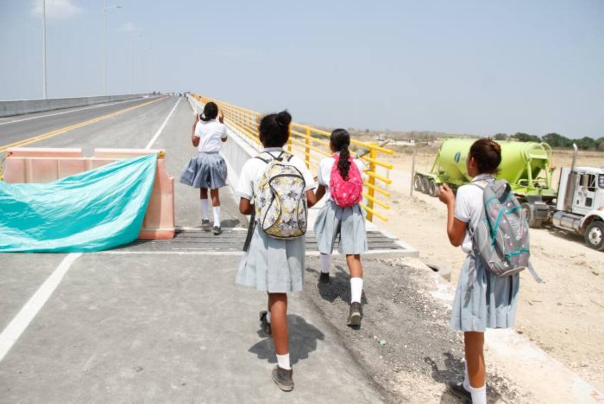 Antes de iniciar la prueba de carga, los estudiantes de Pasacaballos aprovecharon para dar un breve recorrido por la nueva estructura. // ÓSCAR DÍAZ- EL UNIVERSAL