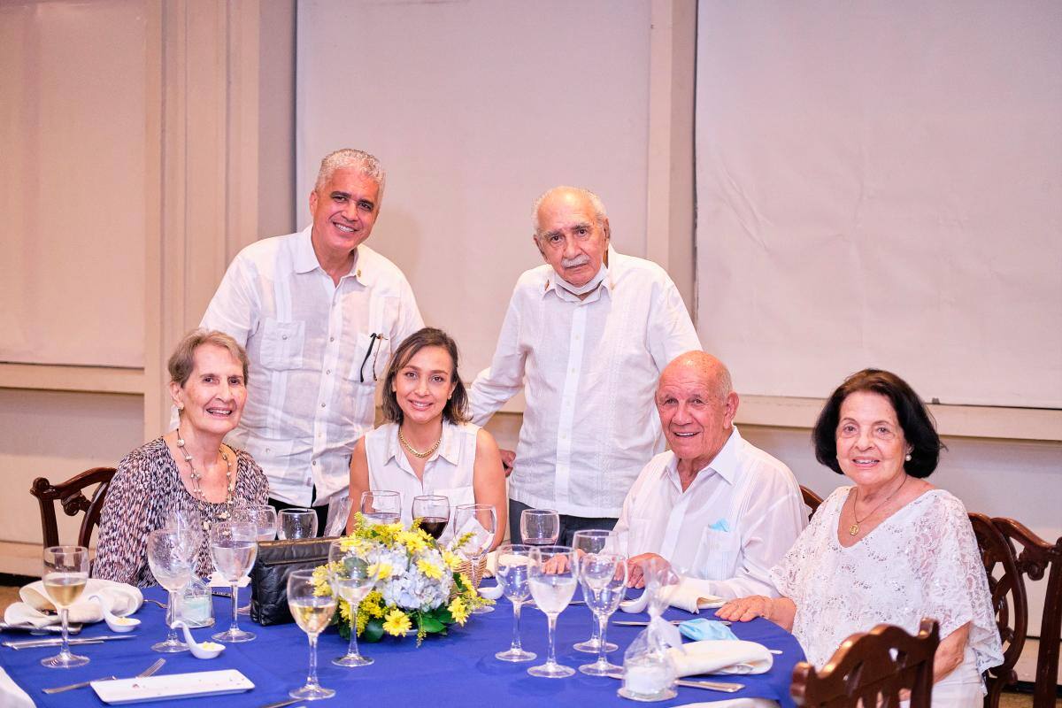 De pie: Rafael Padrón y Jaime Barrios; sentados: Susana Laborda, Sandra Rhenals, Hermann Schwyn y Mábel Ferrer.