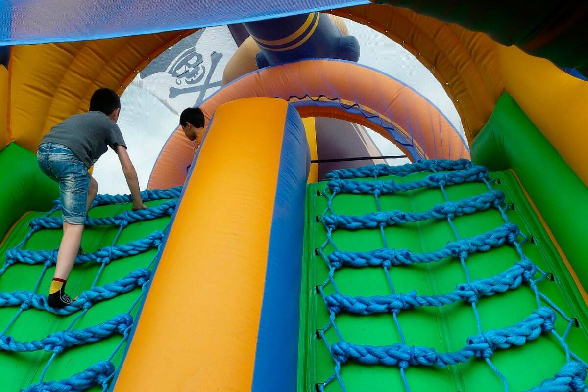 Seis niños murieron jugando en un castillo hinchable: acusan a la empresa
