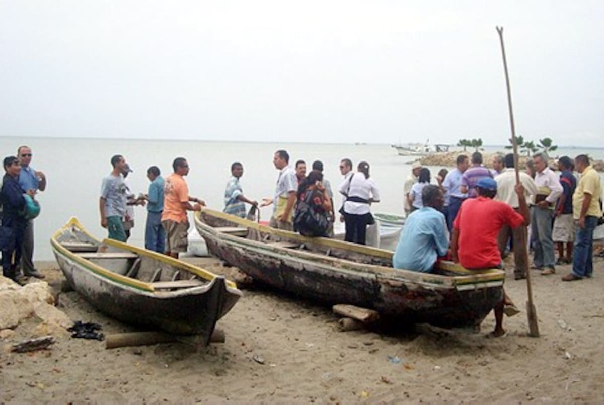 Los funcionarios de las entidades vinculadas al proyecto sostuvieron contacto con los pescadores beneficiados en el Golfo de Morrosquillo.
