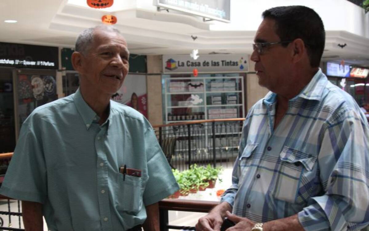 En la foto, Rodolfo Martínez y Hugo Guzmán, padre y abogado del procesado, respectivamente.