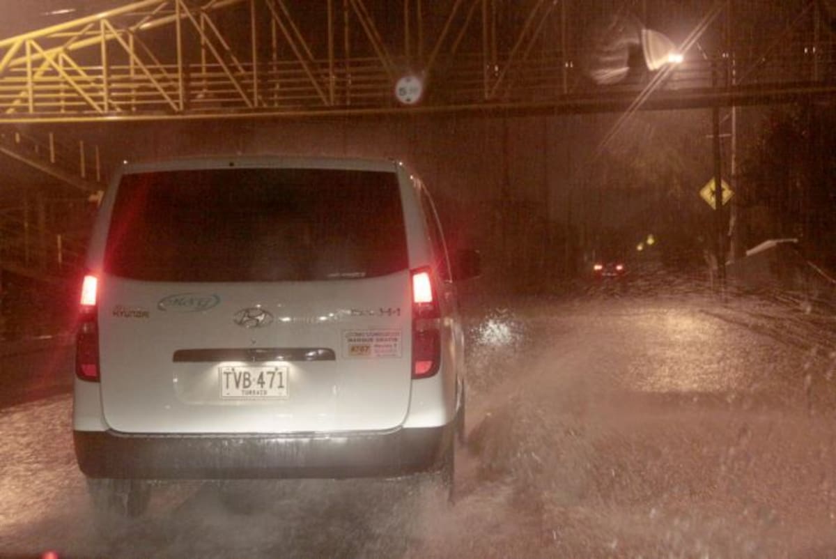 Las principales avenidas se inundaron con el aguacero de esta madrugada. Nayib Gaviria Amador