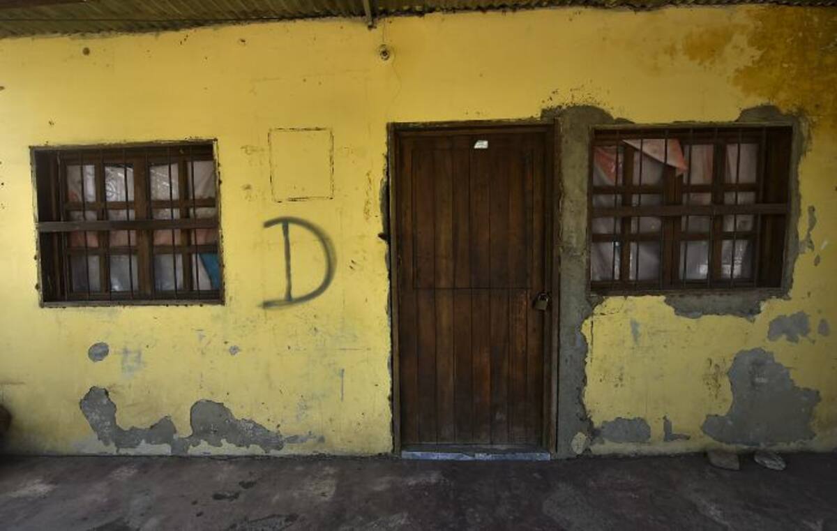 Con una "D" marcan las casas que van a ser demolidas. AFP LUIS ACOSTA