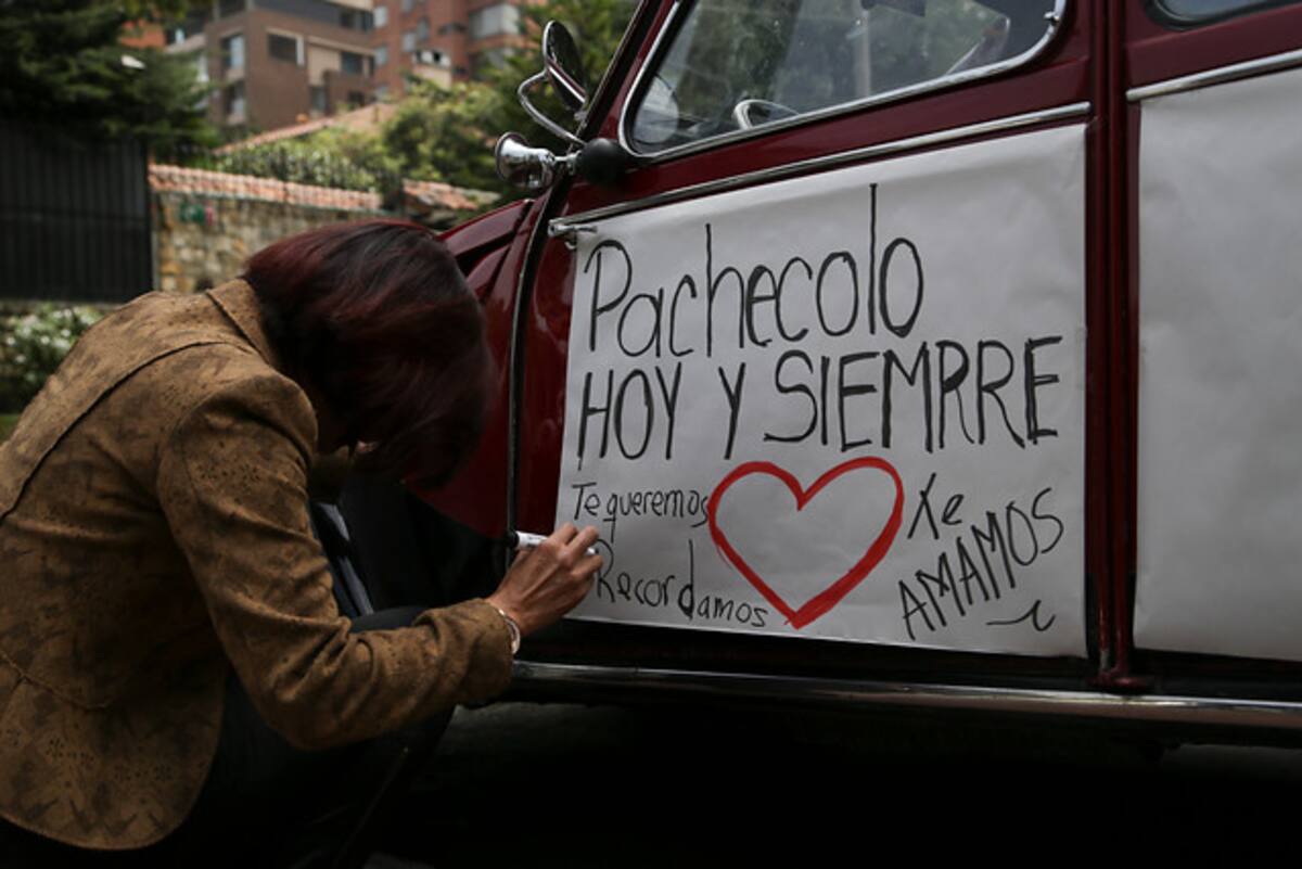 Luego de un homenaje póstumo, los restos mortales de Pacheco fueron trasladados al cementerio Jardines de Paz, a las afueras de Bogotá, donde fue cremado. COLPRENSA